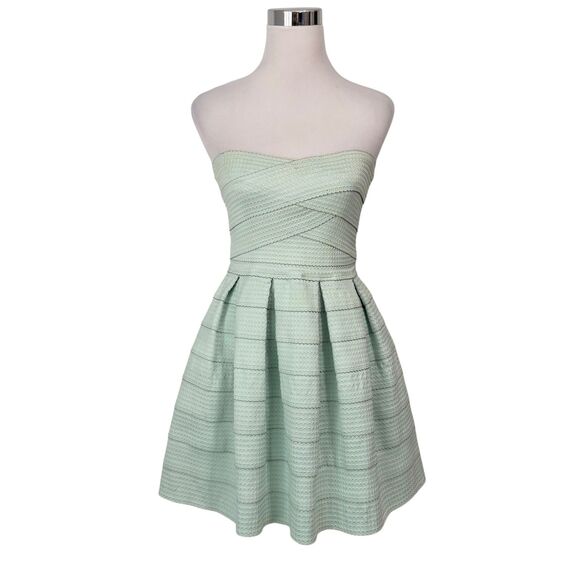 Jun & Ivy Dress Womens Medium Strapless Textured Fit Flare Pleated Mini - Picture 2 of 10